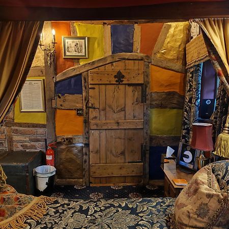 אלדרלי אדג' Wizards Thatch Luxury Suites מראה חיצוני תמונה