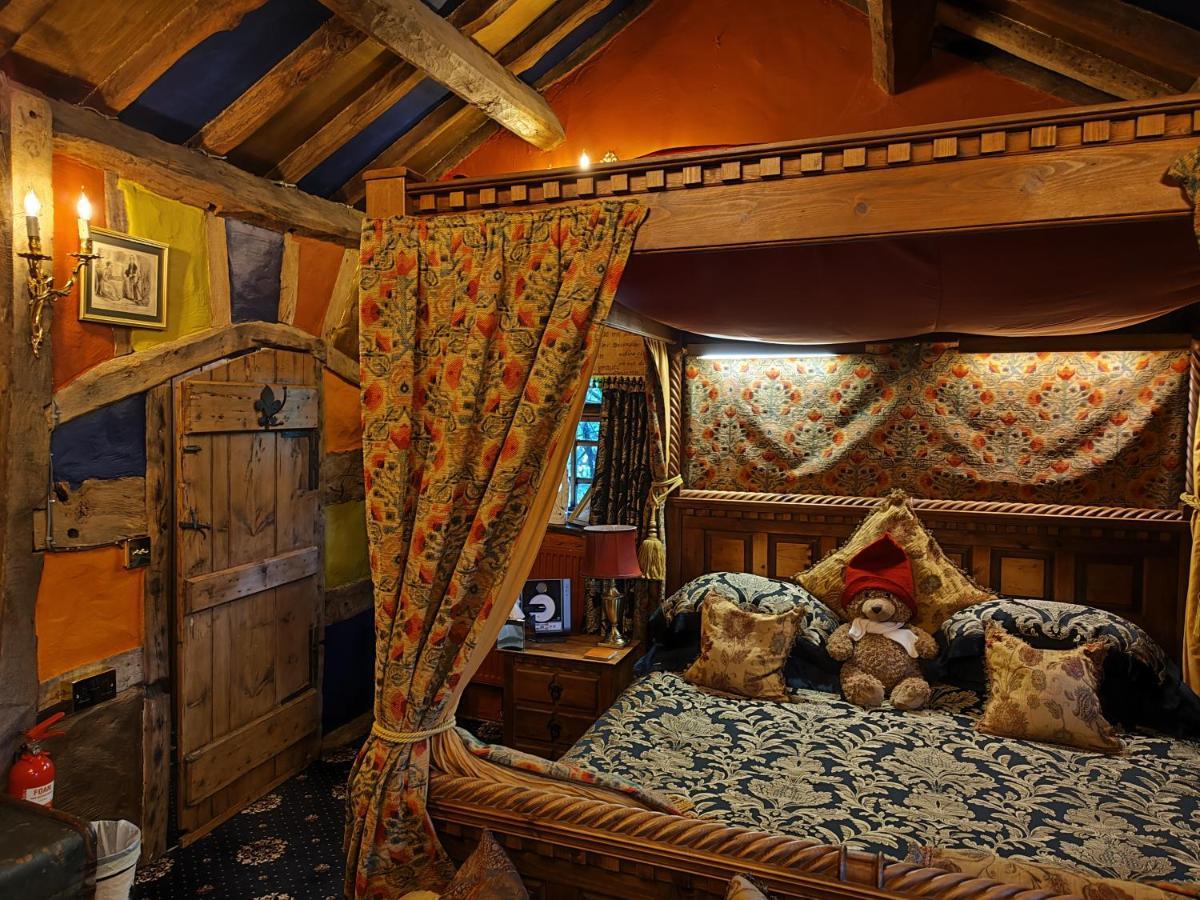 אלדרלי אדג' Wizards Thatch Luxury Suites מראה חיצוני תמונה