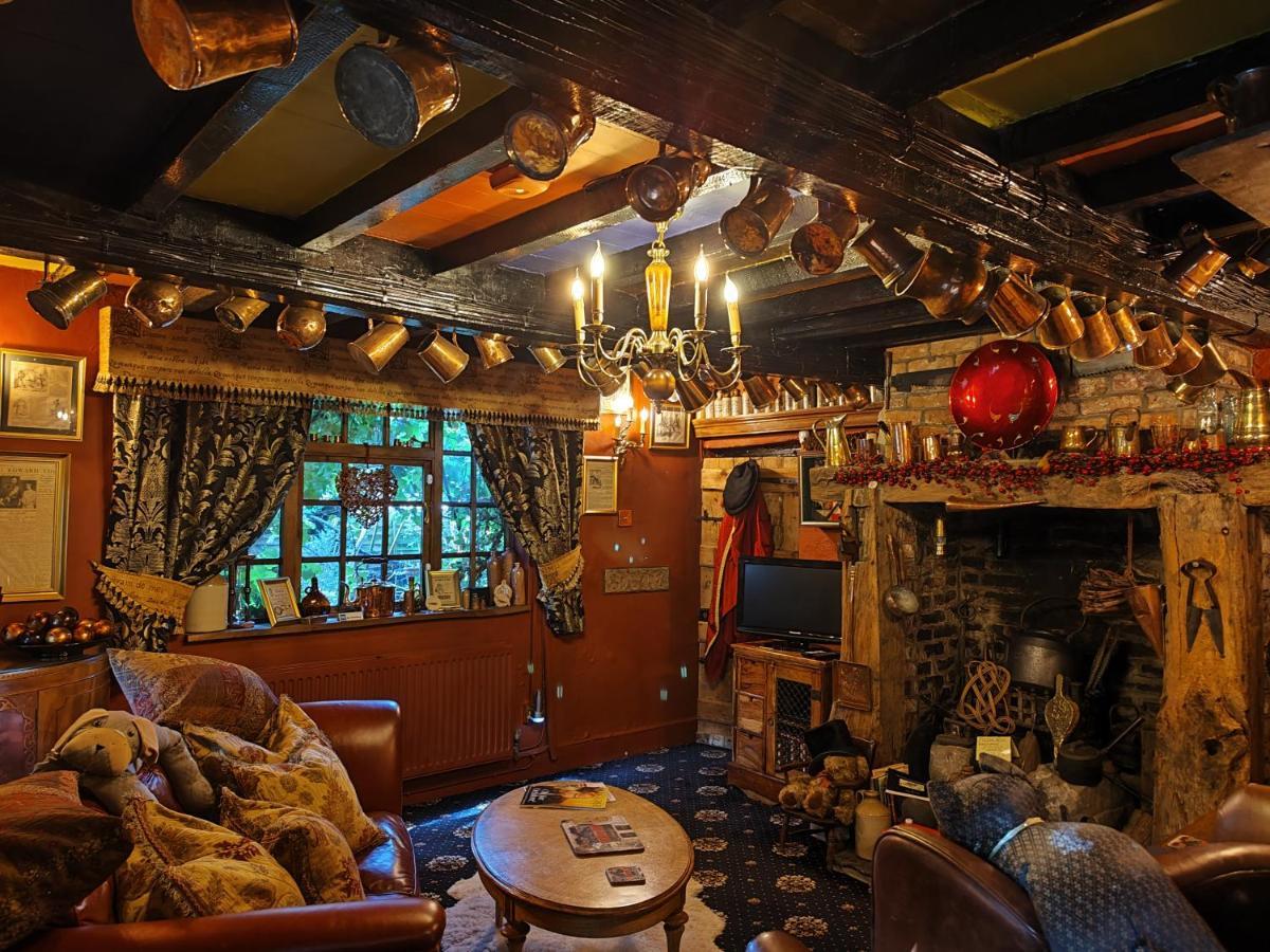 אלדרלי אדג' Wizards Thatch Luxury Suites מראה חיצוני תמונה