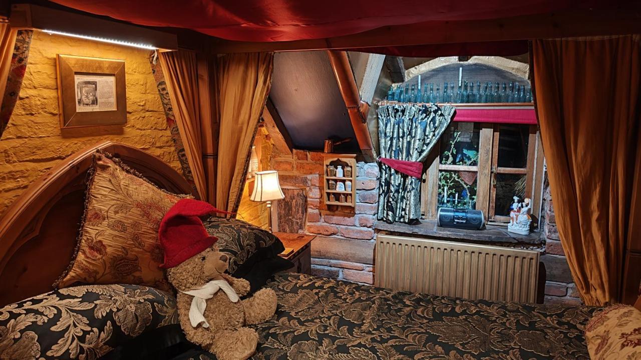 אלדרלי אדג' Wizards Thatch Luxury Suites מראה חיצוני תמונה