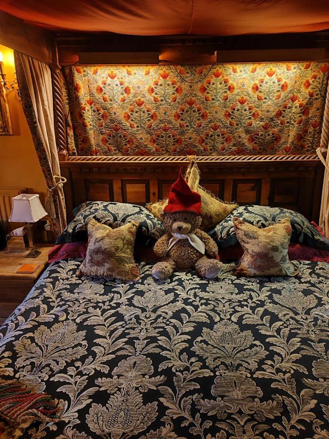 אלדרלי אדג' Wizards Thatch Luxury Suites מראה חיצוני תמונה